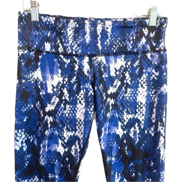 ALO Yoga Blue Patterned Leggings - Picture 4 of 9